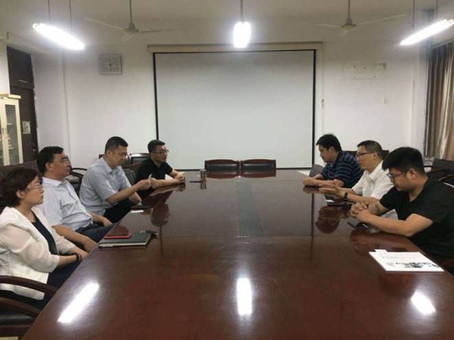 裝飾公司總工姜樹仁及設計所負責人與山東建筑大學藝術學院院長(左起)薛院長,副院長陳院長,藝術學院黨委書記倪院長,黨委副書記李院長。召開校企聯合交流會。