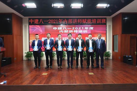 一群人站在室內合影
描述已自動生成