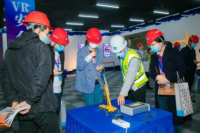 圖片包含 人, 室內(nèi), 桌子, 男人描述已自動生成